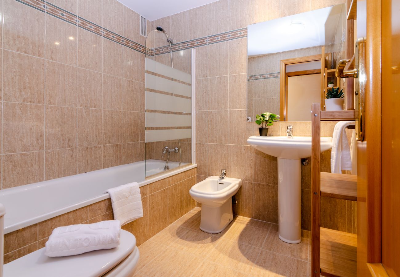 Apartamento en Málaga - WintowinRentals Teatinos, Málaga, Metro & Parking.