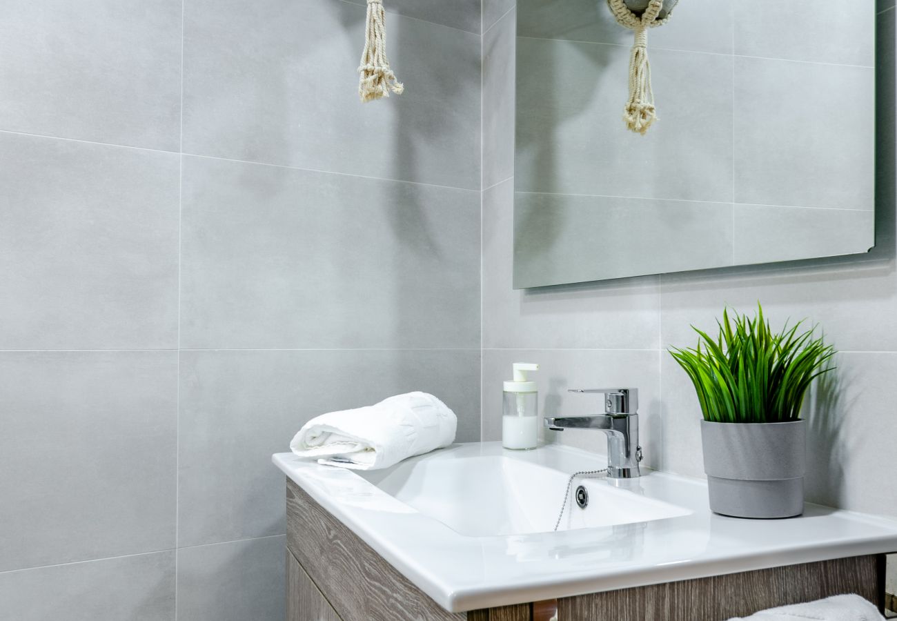 Apartamento en Málaga - WintowinRentals Fabuloso, WIFI y Parking Gratis.