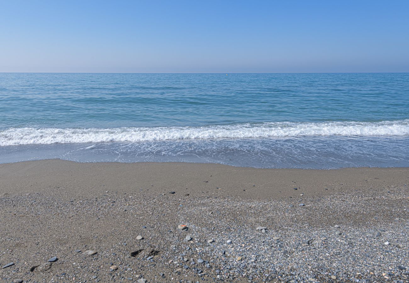 Apartamento en Torre de Benagalbon - WintowinRentals Estupendo Apartamento en 1º Línea de Playa