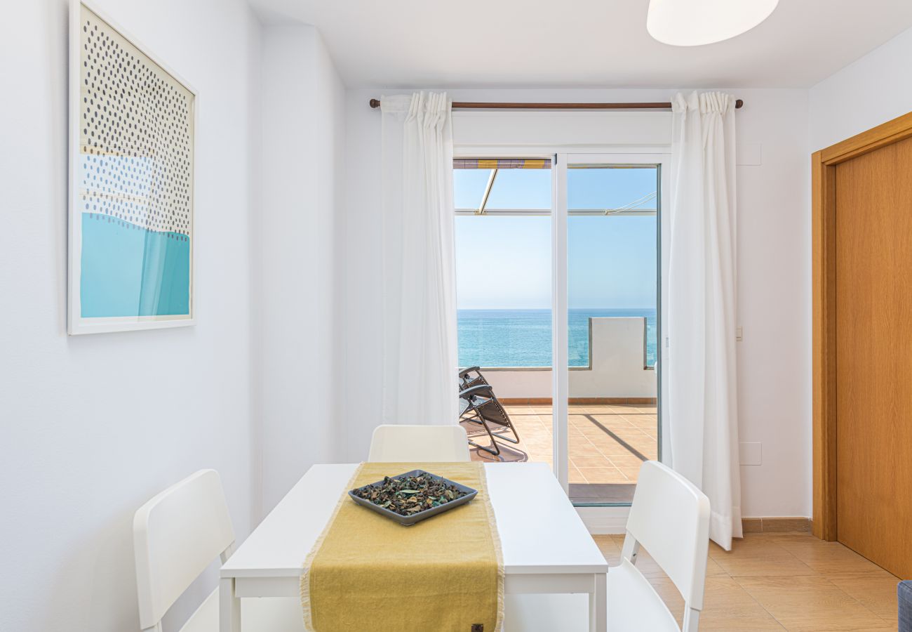 Apartamento en Torre de Benagalbon - WintowinRentals Estupendo Apartamento en 1º Línea de Playa