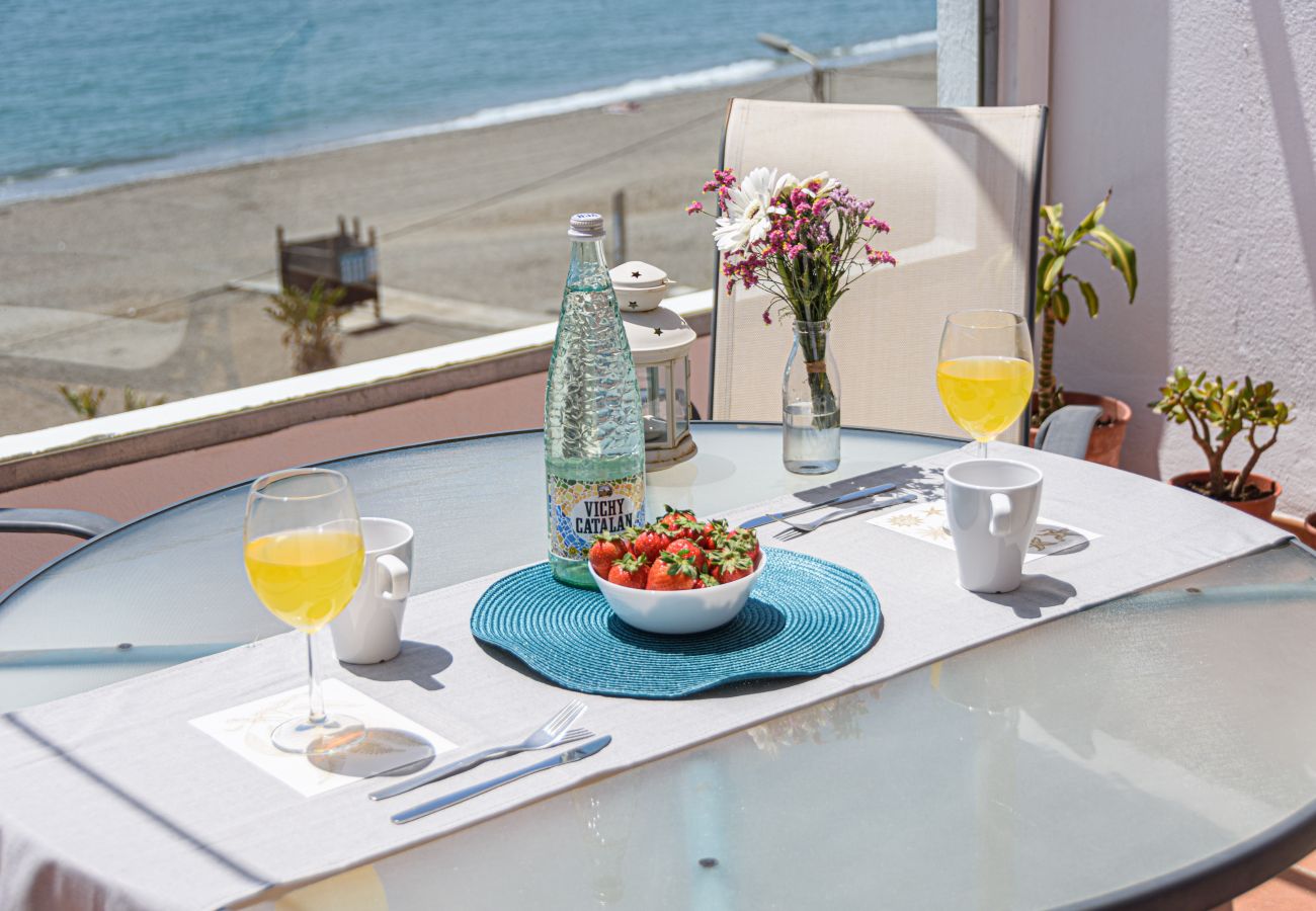 Apartamento en Torre de Benagalbon - WintowinRentals Estupendo Apartamento en 1º Línea de Playa