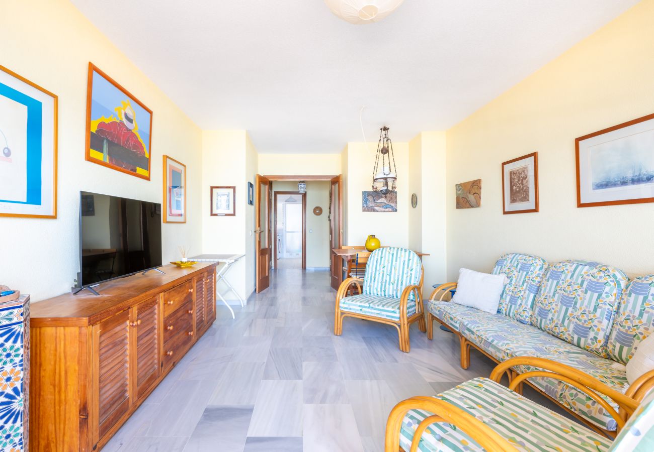 Apartamento en Rincón de la Victoria - WintowinRentals 1ª Linea de Playa, Parking y WIFI