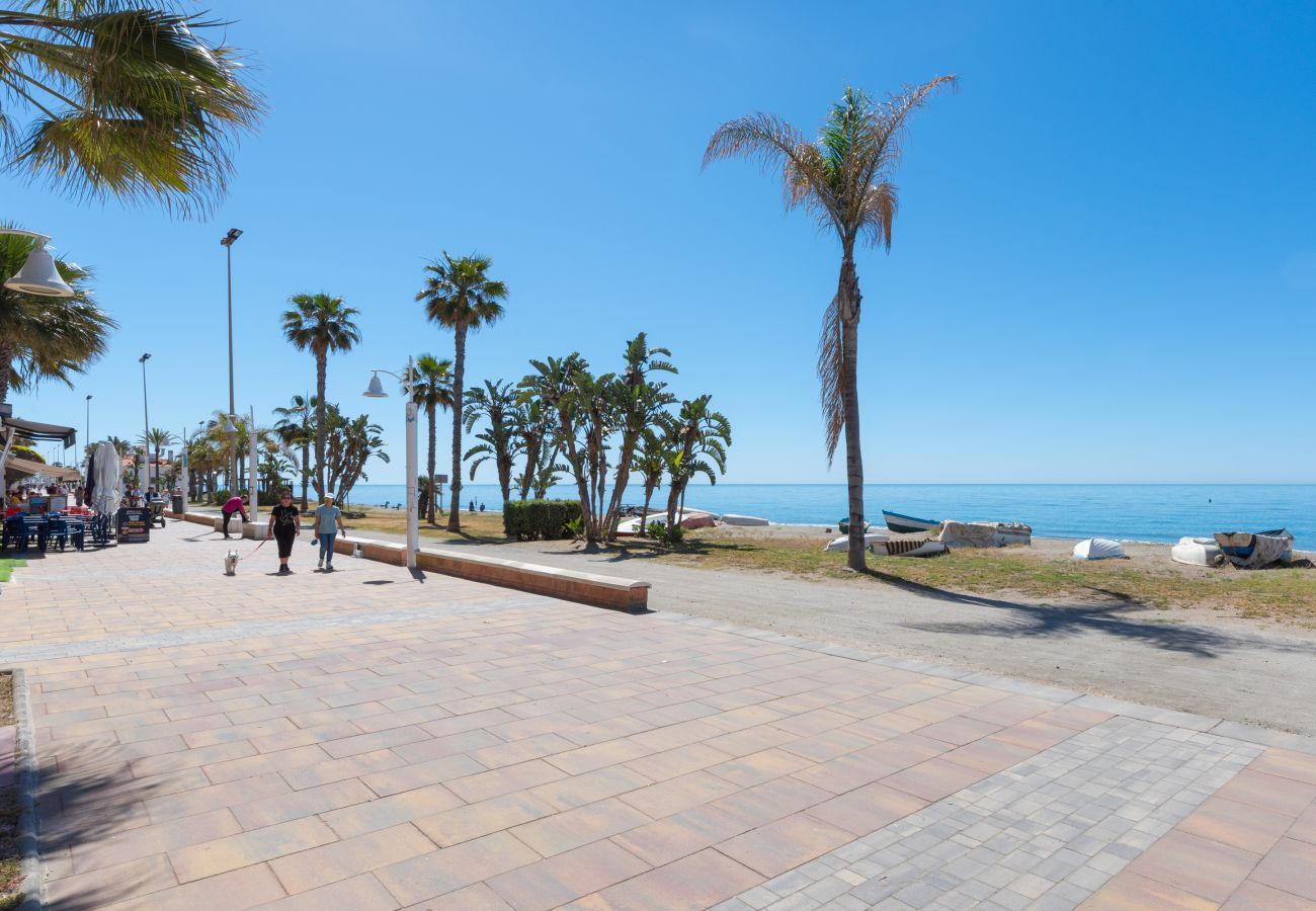 Apartamento en Rincón de la Victoria - WintowinRentals 1ª Linea de Playa, Parking y WIFI