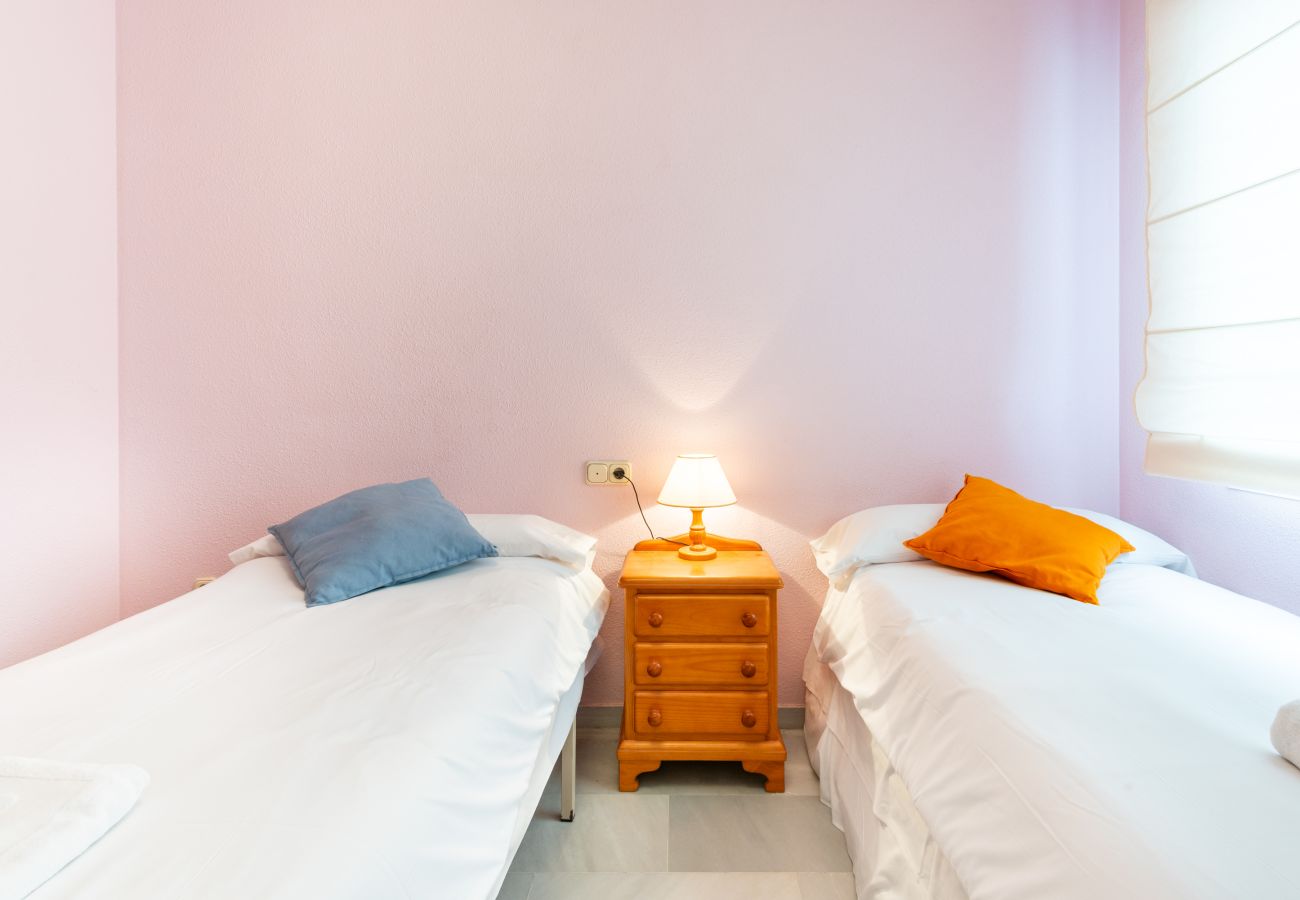 Apartamento en Rincón de la Victoria - WintowinRentals 1ª Linea de Playa, Parking y WIFI