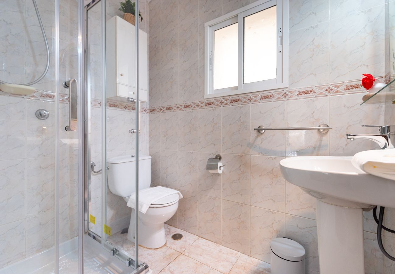 Apartamento en La Cala del Moral - WintoWinRentals - Chalet en primera línea de playa.