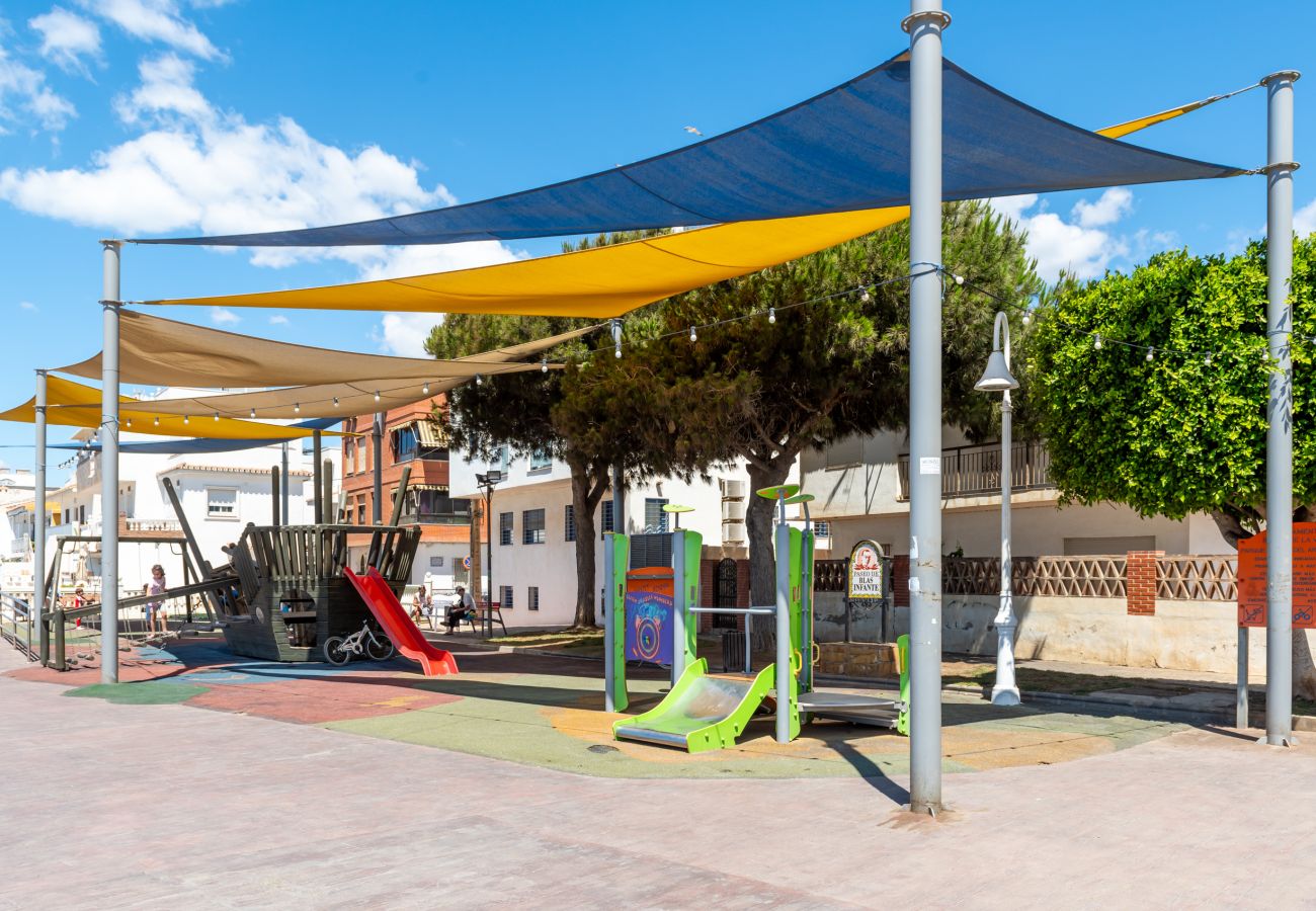 Apartamento en La Cala del Moral - WintoWinRentals - Chalet en primera línea de playa.