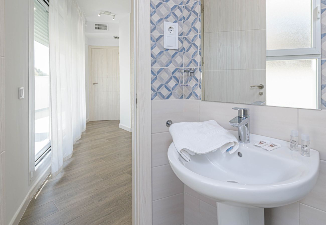 Apartamento en Rincón de la Victoria - WintowinRentals Ático con Terraza Privada en el Centro de Rincón de la Victoria