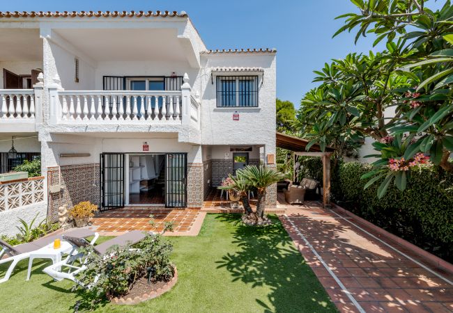 Casa en Rincón de la Victoria - WintowinRentals Casa con jardín privado en primera línea de playa