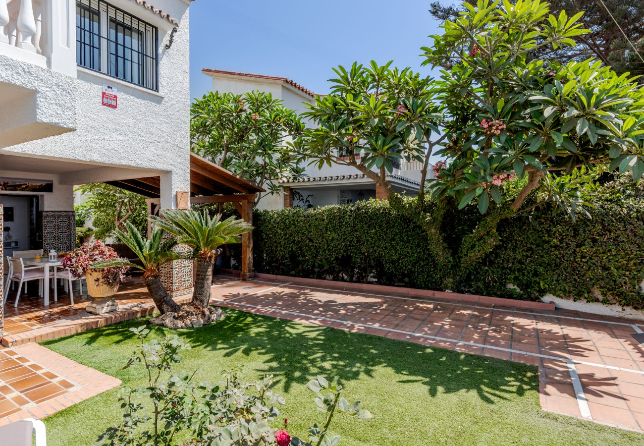 Casa en Rincón de la Victoria - WintowinRentals Casa con jardín privado en primera línea de playa
