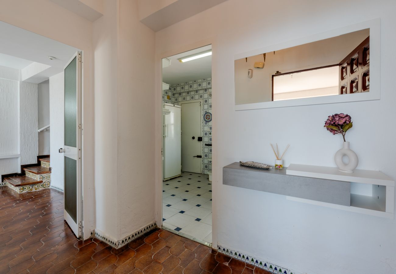 Casa en Rincón de la Victoria - WintowinRentals Casa con jardín privado en primera línea de playa