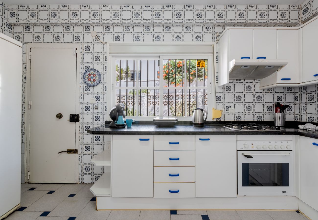 Casa en Rincón de la Victoria - WintowinRentals Casa con jardín privado en primera línea de playa