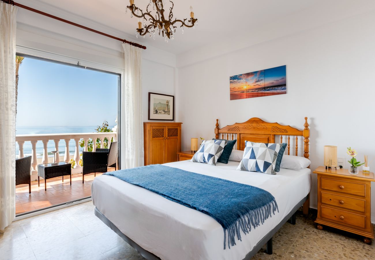 Casa en Rincón de la Victoria - WintowinRentals Casa con jardín privado en primera línea de playa