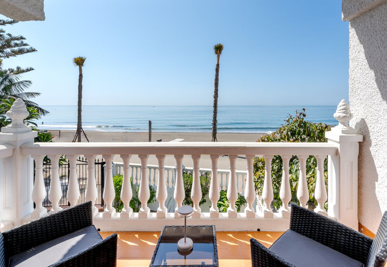 Casa en Rincón de la Victoria - WintowinRentals Casa con jardín privado en primera línea de playa