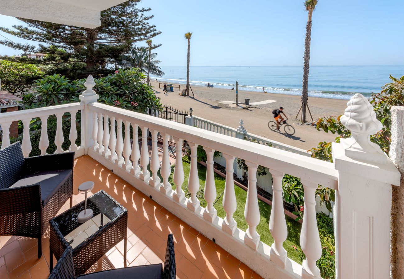 Casa en Rincón de la Victoria - WintowinRentals Casa con jardín privado en primera línea de playa