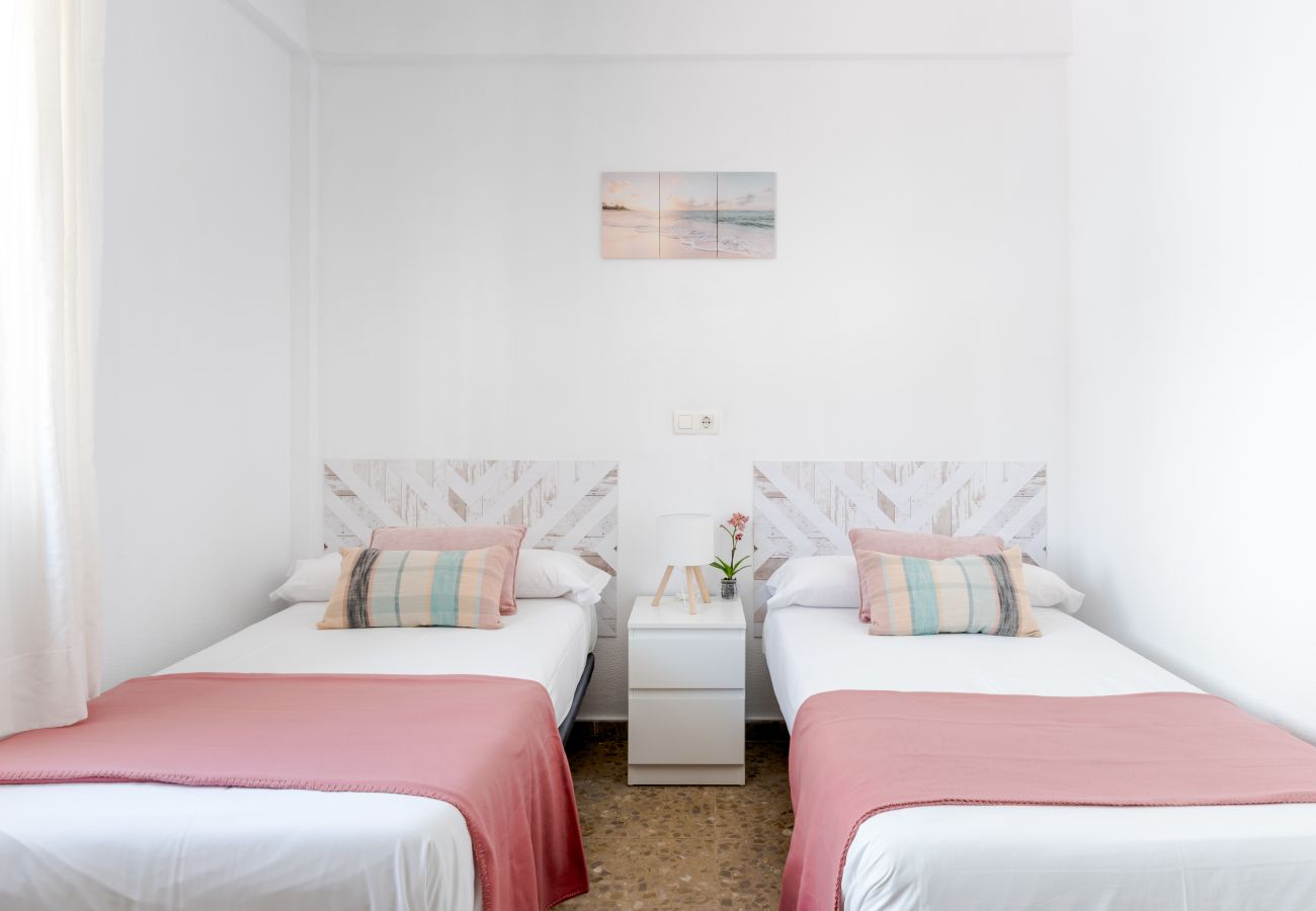 Casa en Rincón de la Victoria - WintowinRentals Casa con jardín privado en primera línea de playa