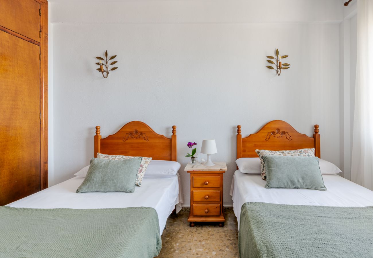 Casa en Rincón de la Victoria - WintowinRentals Casa con jardín privado en primera línea de playa