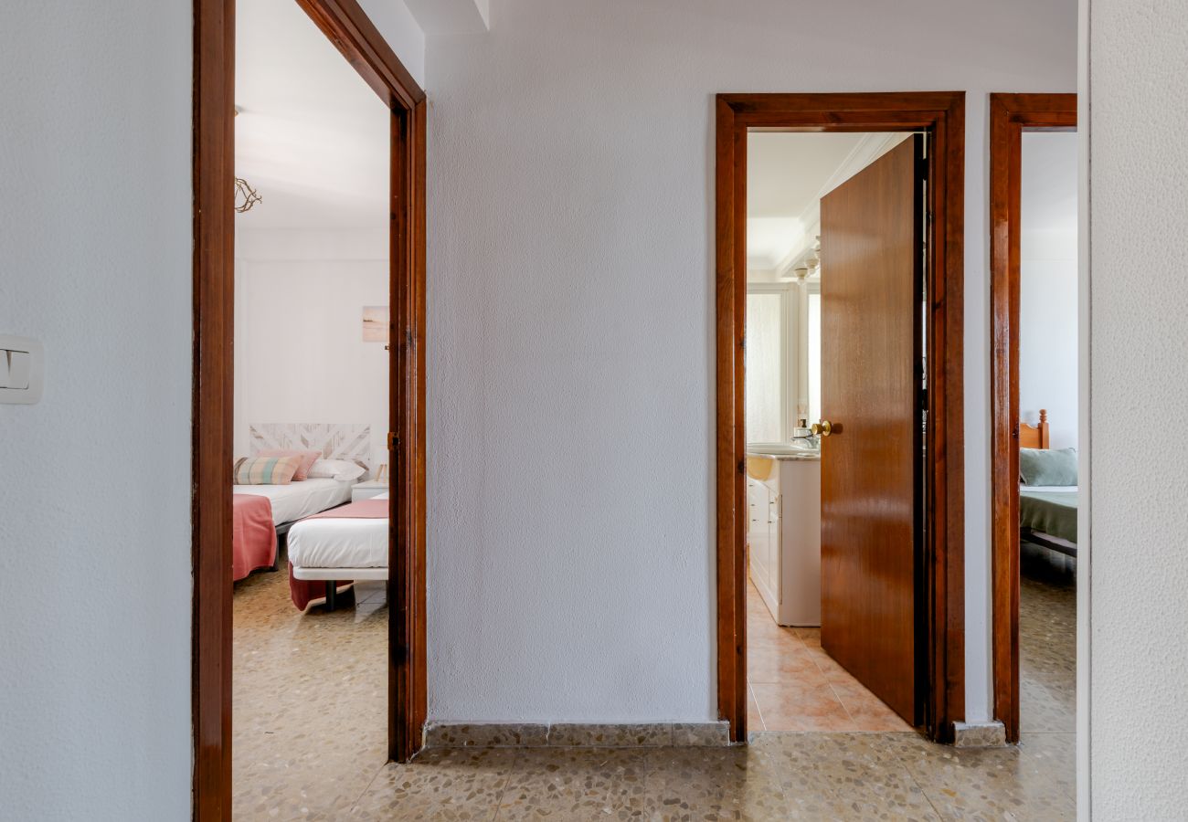 Casa en Rincón de la Victoria - WintowinRentals Casa con jardín privado en primera línea de playa