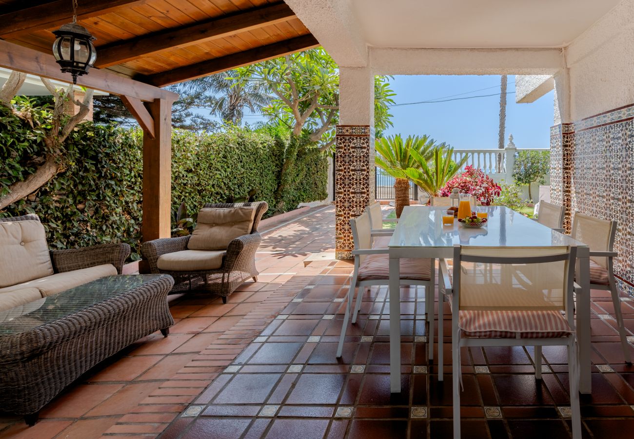 Casa en Rincón de la Victoria - WintowinRentals Casa con jardín privado en primera línea de playa