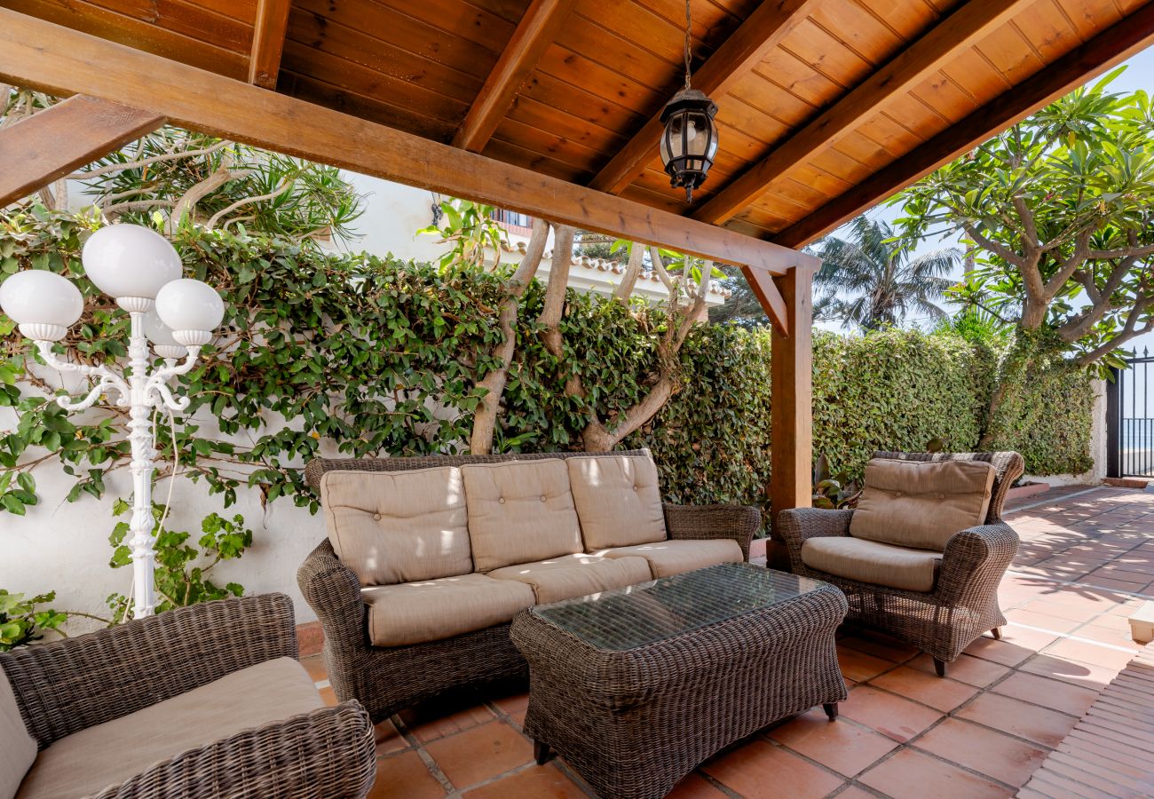 Casa en Rincón de la Victoria - WintowinRentals Casa con jardín privado en primera línea de playa