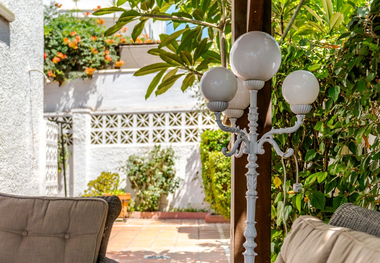 Casa en Rincón de la Victoria - WintowinRentals Casa con jardín privado en primera línea de playa