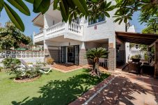 Casa en Rincón de la Victoria - WintowinRentals Casa con jardín privado en primera línea de playa