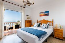 Casa en Rincón de la Victoria - WintowinRentals Casa con jardín privado en primera línea de playa