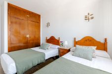 Casa en Rincón de la Victoria - WintowinRentals Casa con jardín privado en primera línea de playa