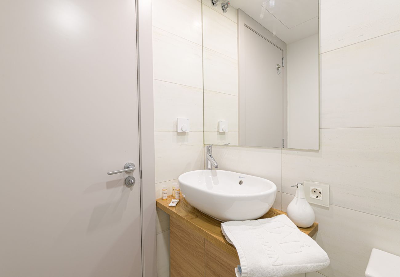 Apartamento en Fuengirola - WintowinRentals Fuengirola – Apartamento Exclusivo con Vistas al Mar, Terraza, Piscina y Parking