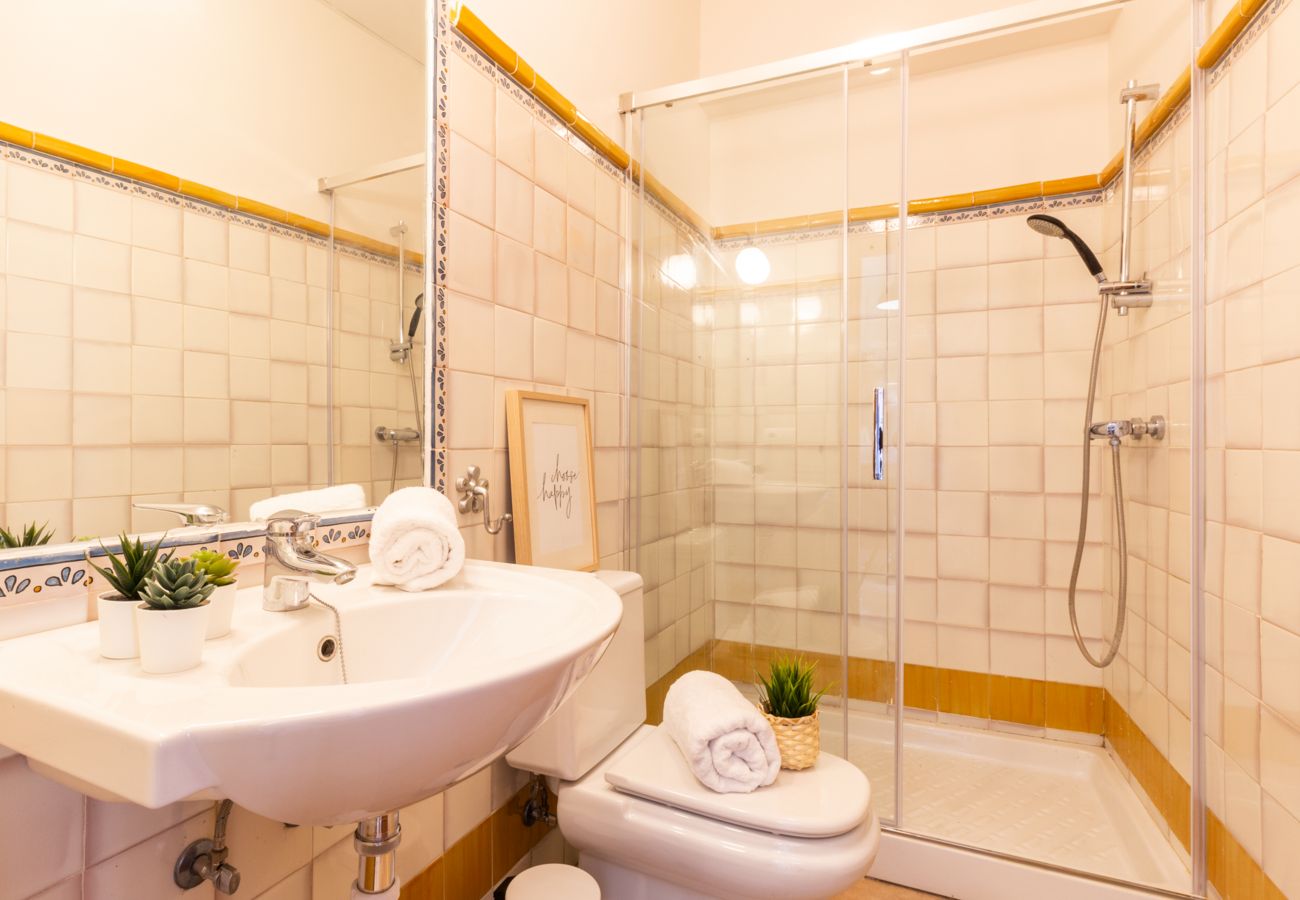 Apartamento en Granada - WintowinRentals Acogedor apartamento con patio privado junto al Albaicín