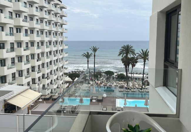Apartamento en Torremolinos - WintowinRentals Newly Renovated Private Suite Beachfront & Steps to the Marina