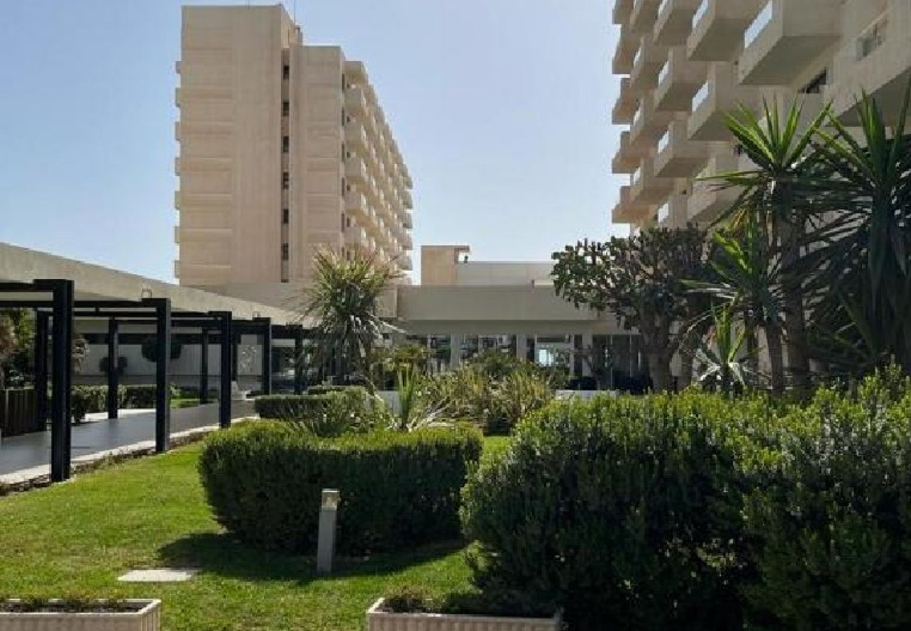 Apartamento en Torremolinos - WintowinRentals Newly Renovated Private Suite Beachfront & Steps to the Marina