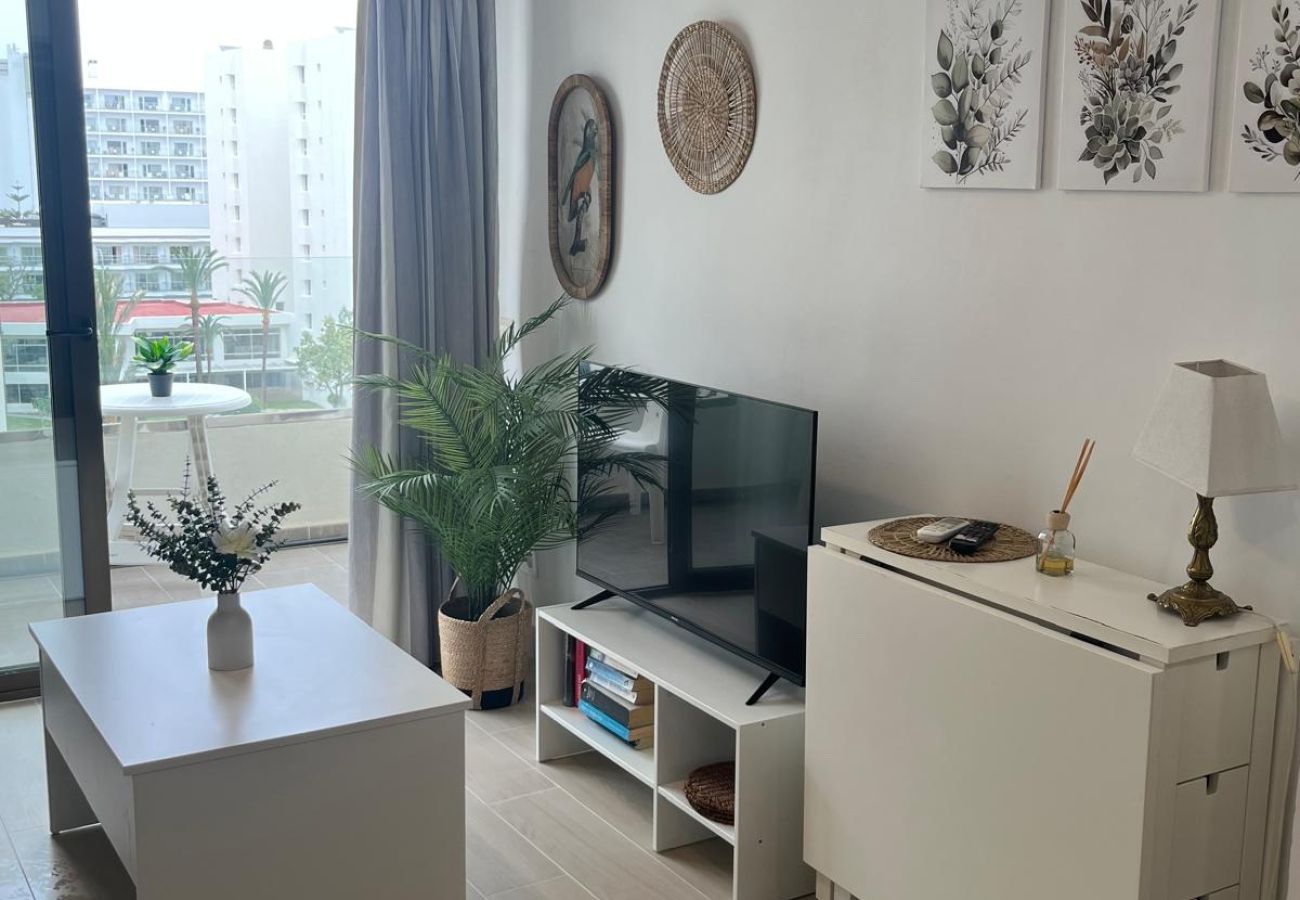 Apartamento en Torremolinos - WintowinRentals Newly Renovated Private Suite Beachfront & Steps to the Marina