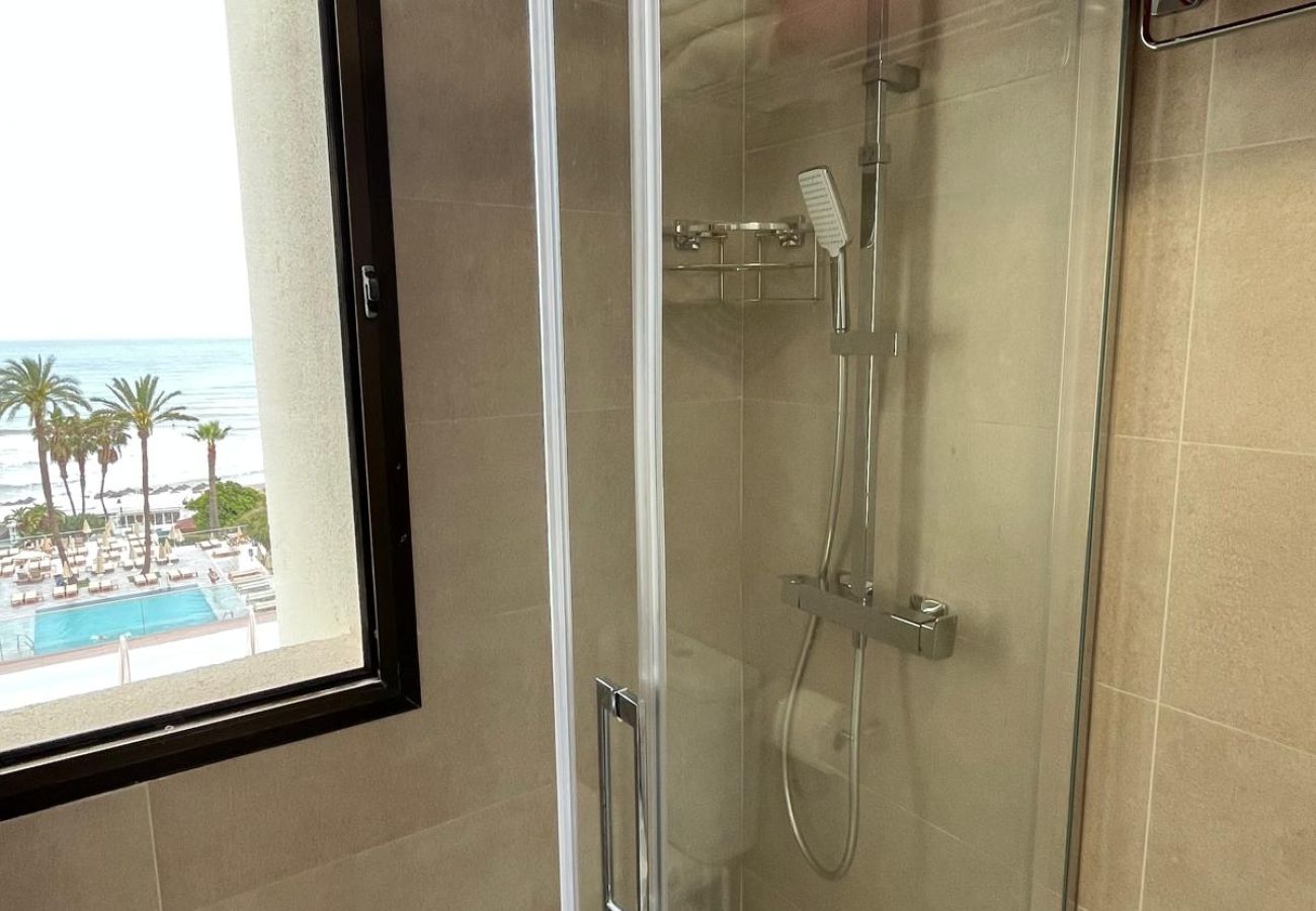 Apartamento en Torremolinos - WintowinRentals Newly Renovated Private Suite Beachfront & Steps to the Marina