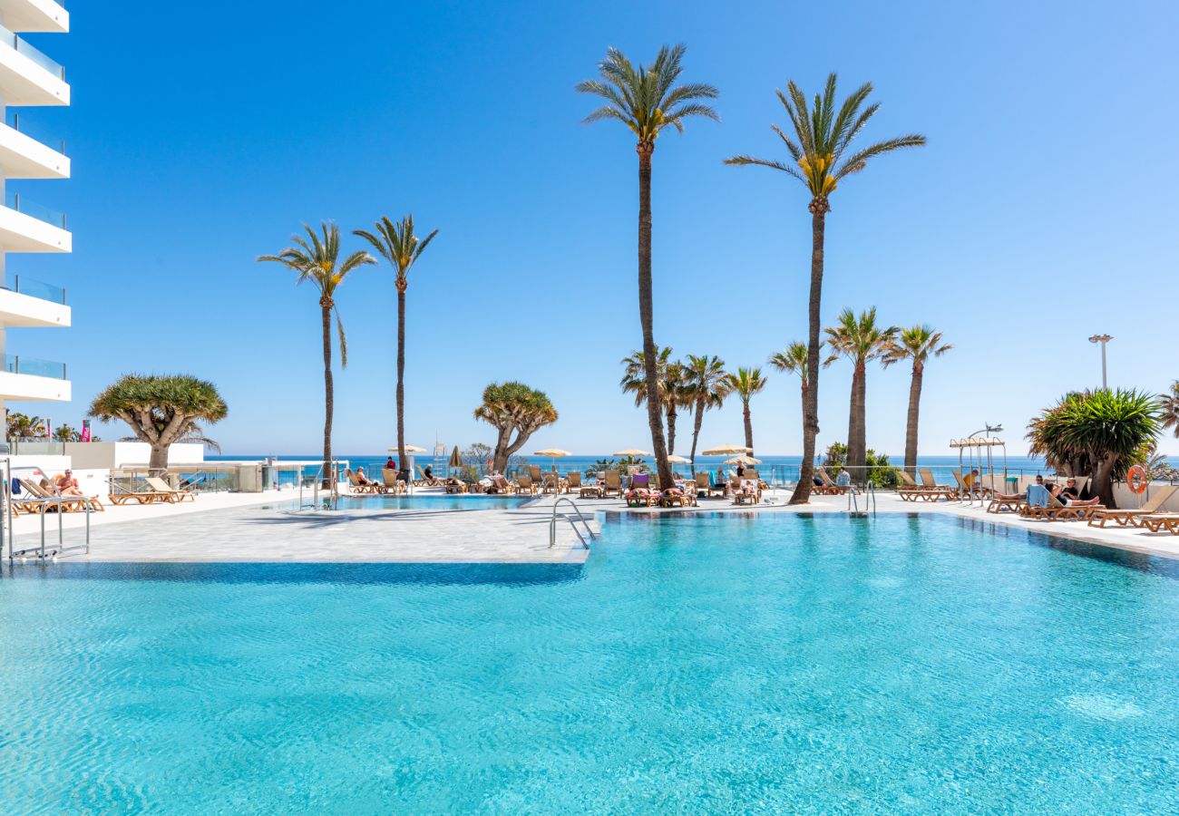 Apartamento en Torremolinos - WintowinRentals Newly Renovated Private Suite Beachfront & Steps to the Marina