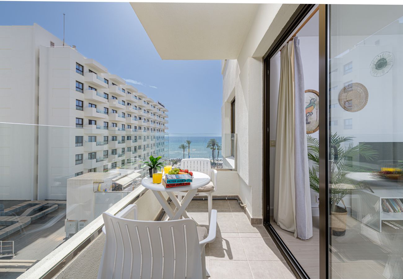 Apartamento en Torremolinos - WintowinRentals Newly Renovated Private Suite Beachfront & Steps to the Marina