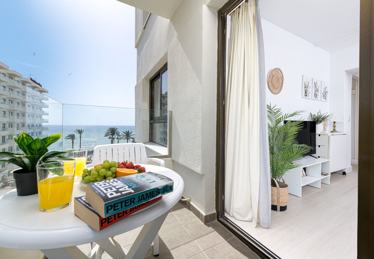 Apartamento en Torremolinos - WintowinRentals Newly Renovated Private Suite Beachfront & Steps to the Marina
