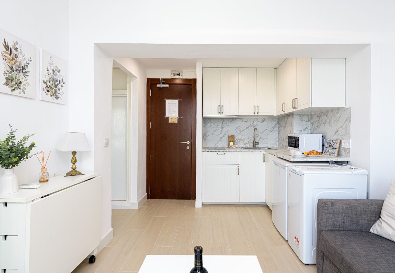 Apartamento en Torremolinos - WintowinRentals Newly Renovated Private Suite Beachfront & Steps to the Marina