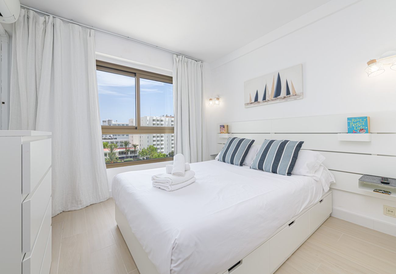 Apartamento en Torremolinos - WintowinRentals Newly Renovated Private Suite Beachfront & Steps to the Marina
