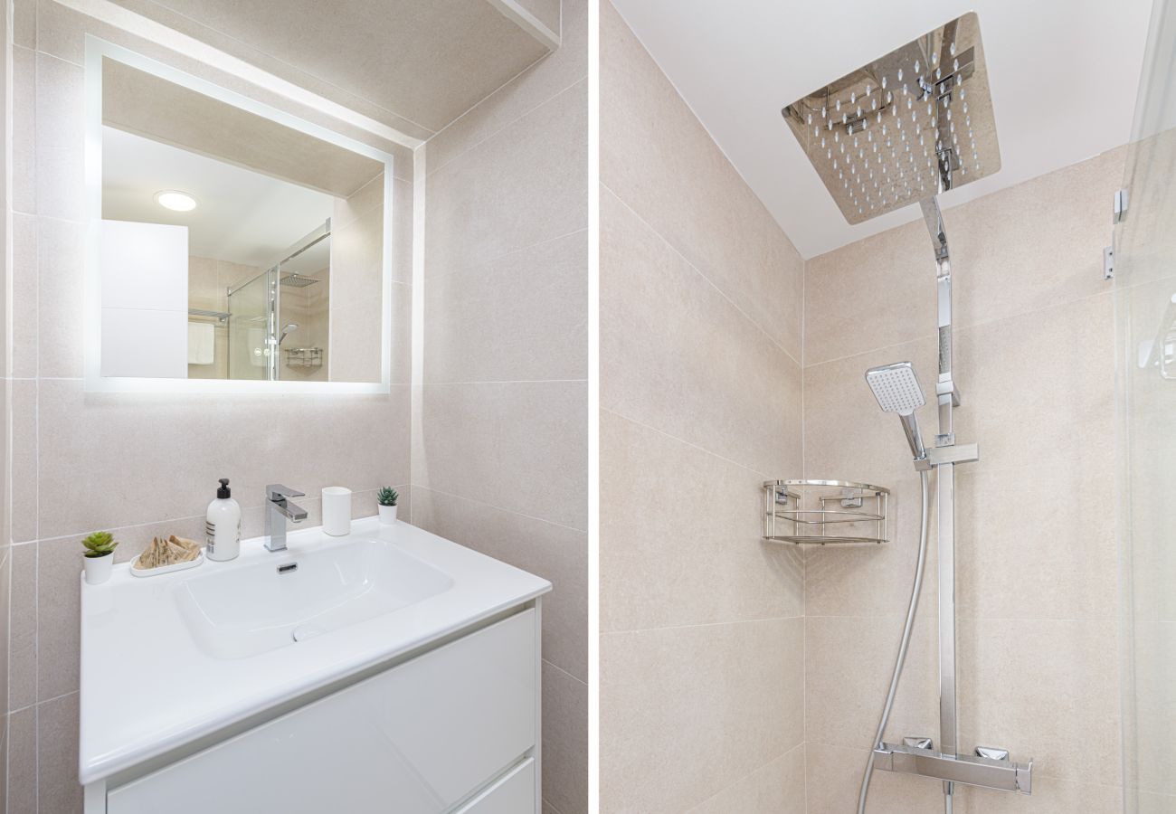Apartamento en Torremolinos - WintowinRentals Newly Renovated Private Suite Beachfront & Steps to the Marina
