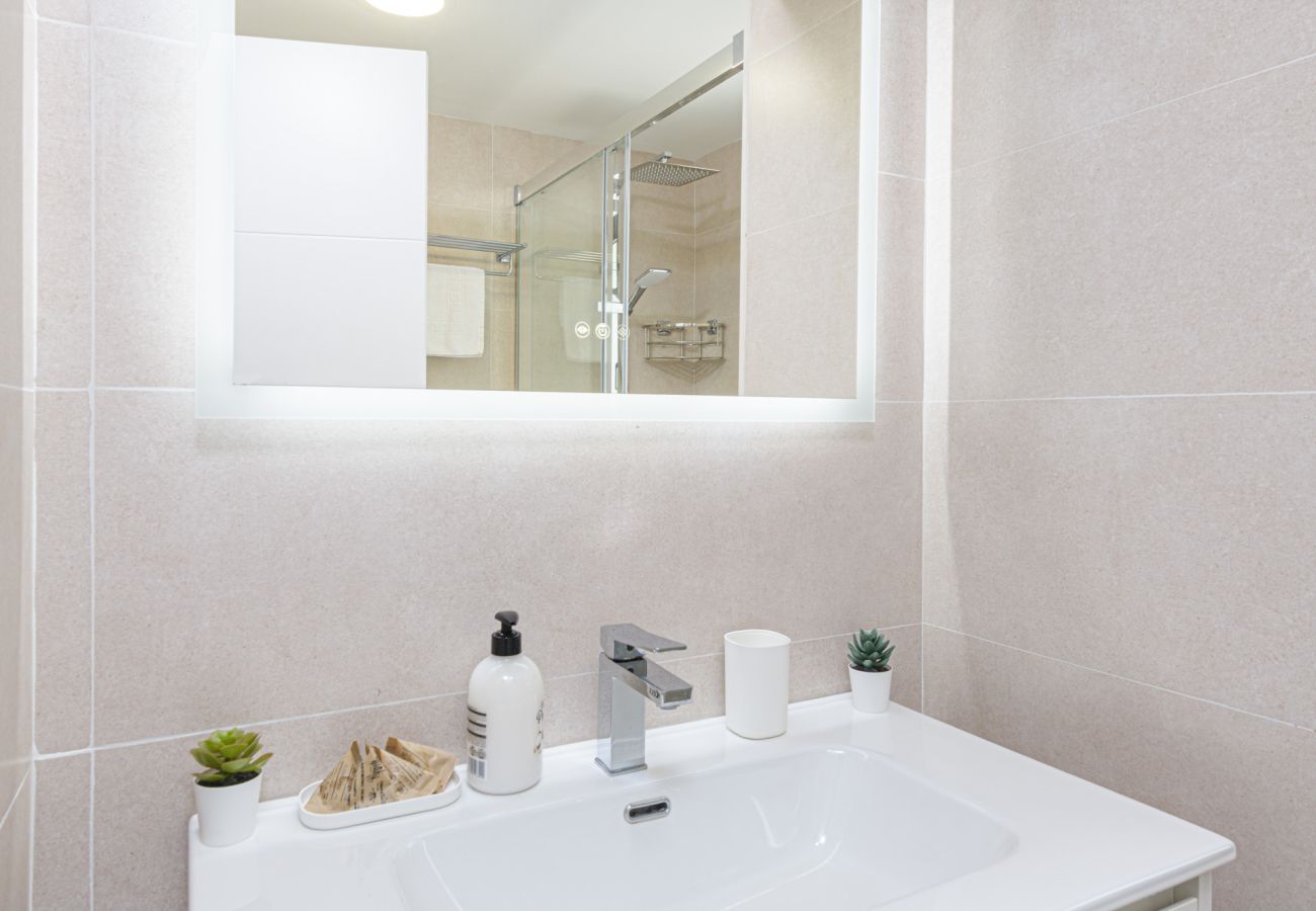 Apartamento en Torremolinos - WintowinRentals Newly Renovated Private Suite Beachfront & Steps to the Marina