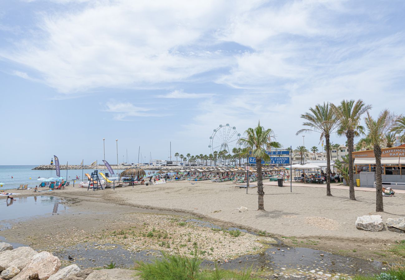 Apartamento en Torremolinos - WintowinRentals Newly Renovated Private Suite Beachfront & Steps to the Marina
