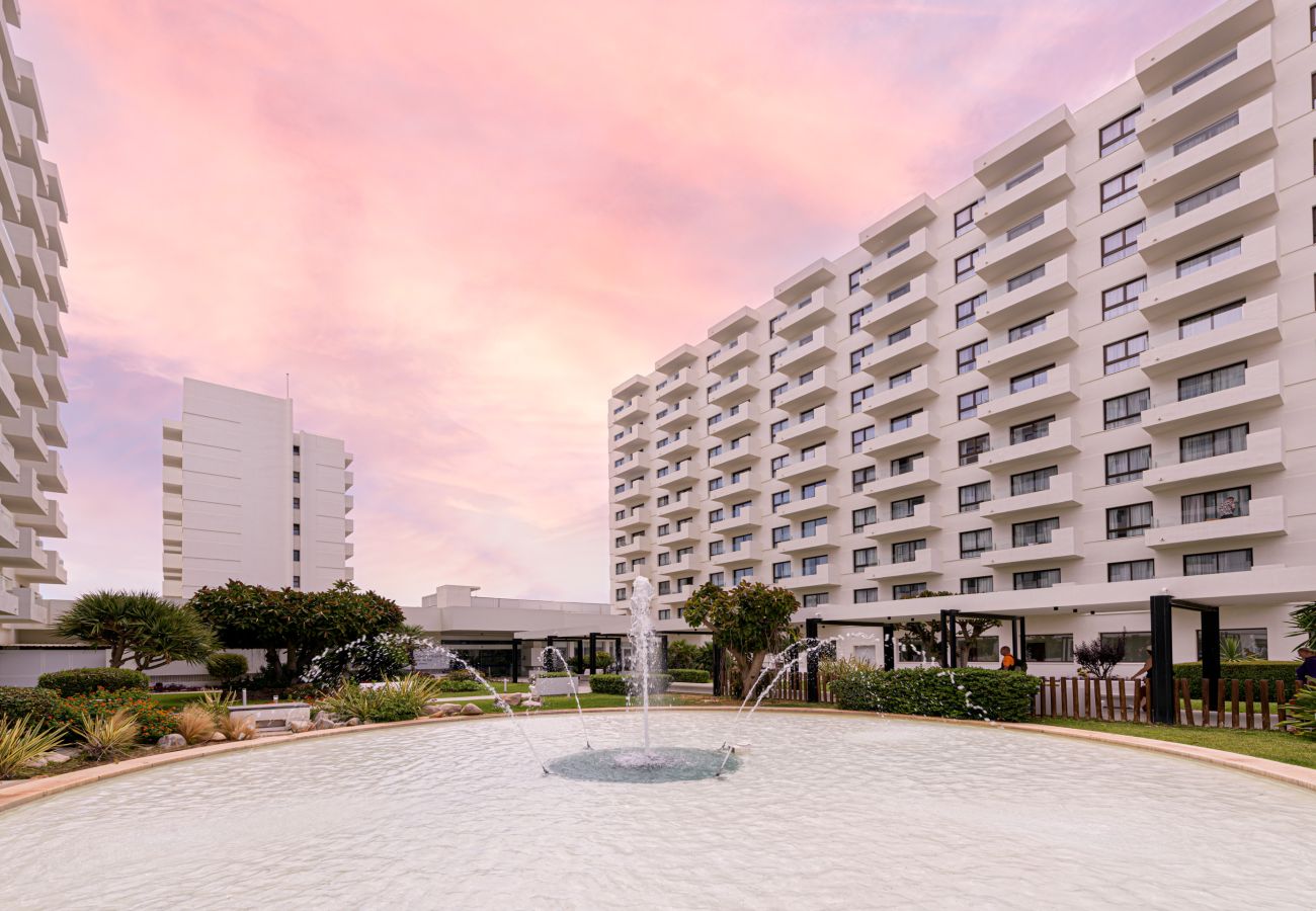 Apartamento en Torremolinos - WintowinRentals Newly Renovated Private Suite Beachfront & Steps to the Marina
