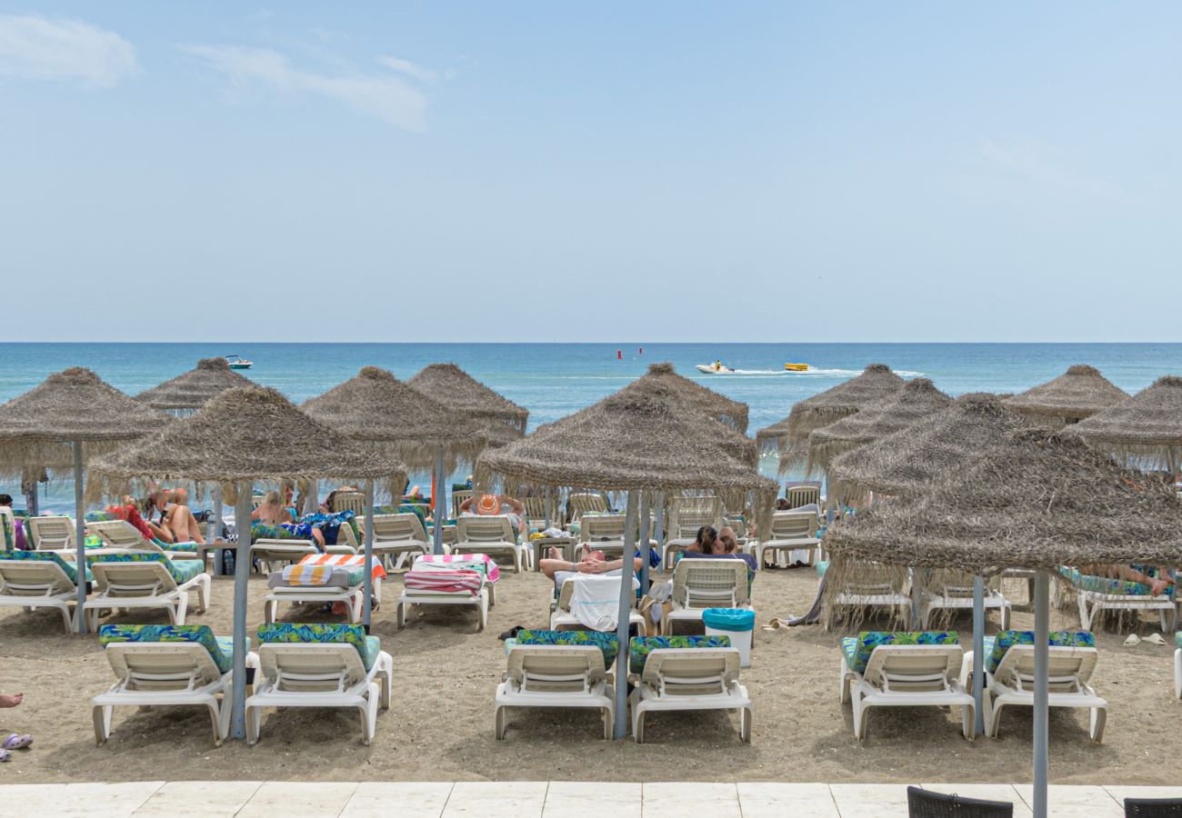 Apartamento en Torremolinos - WintowinRentals Newly Renovated Private Suite Beachfront & Steps to the Marina
