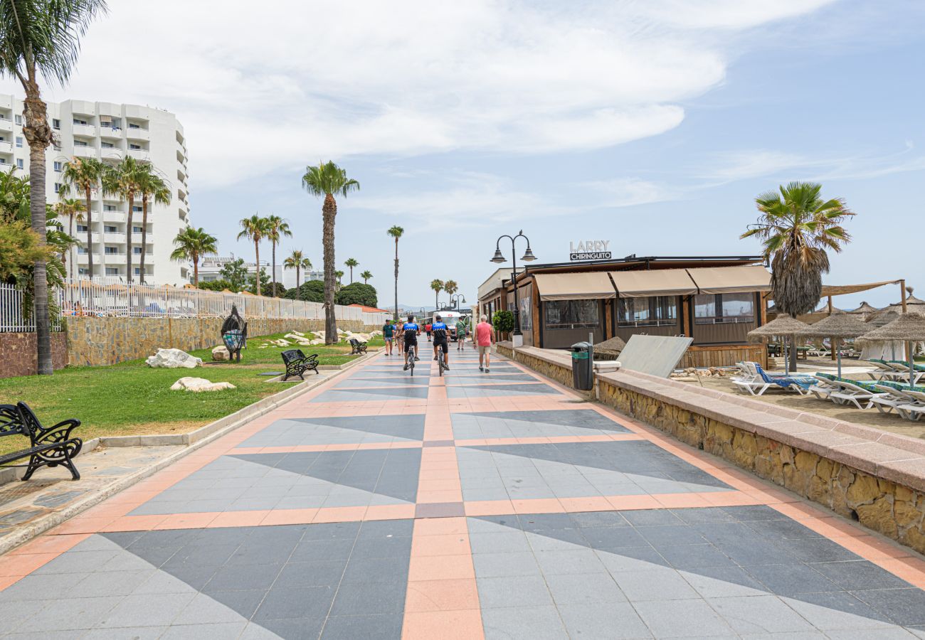 Apartamento en Torremolinos - WintowinRentals Newly Renovated Private Suite Beachfront & Steps to the Marina