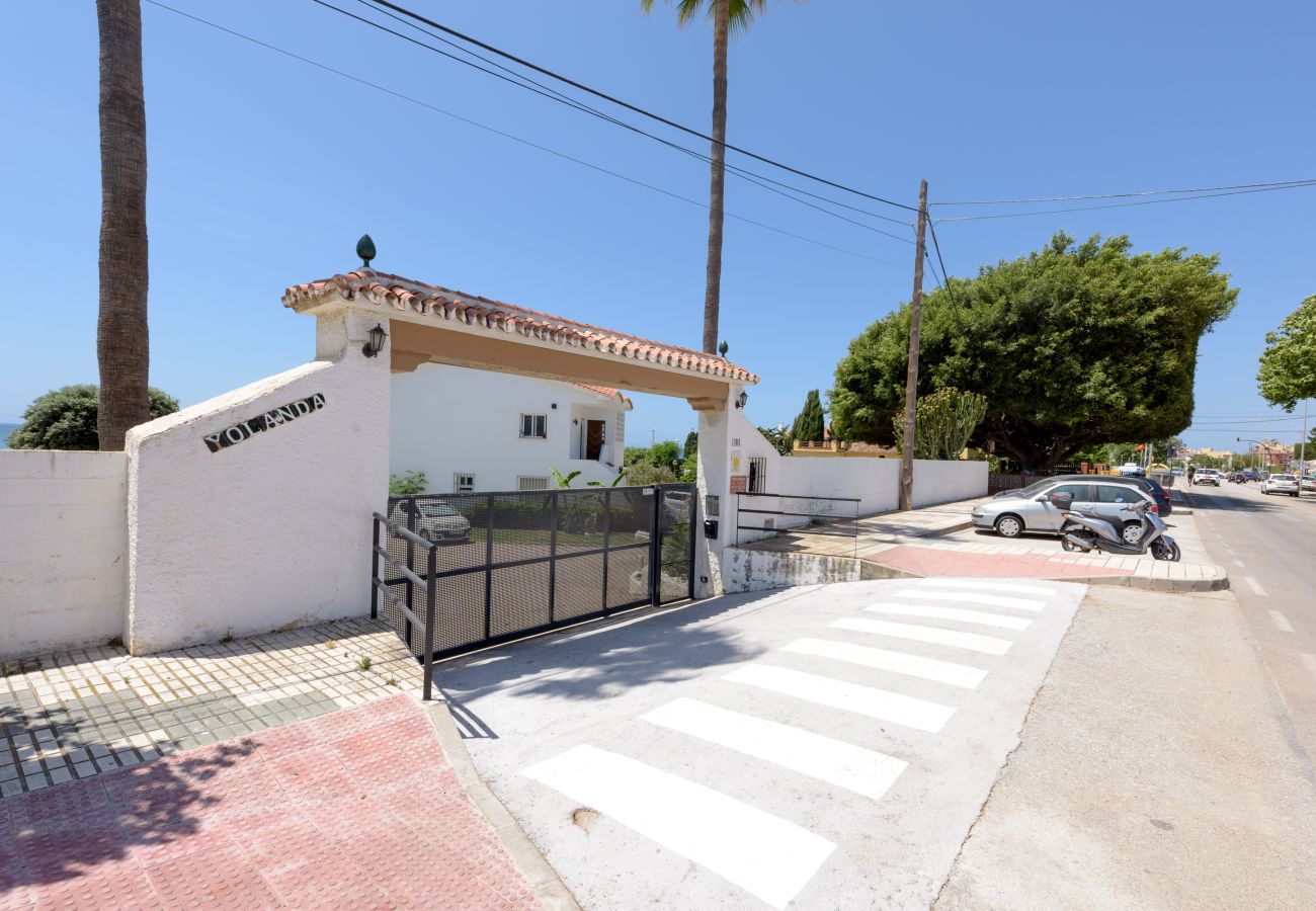 Casa en Rincón de la Victoria - WIN TO WIN RENTALS CASA EN PRIMERA LÍNEA DE PLAYA CON TERRAZA