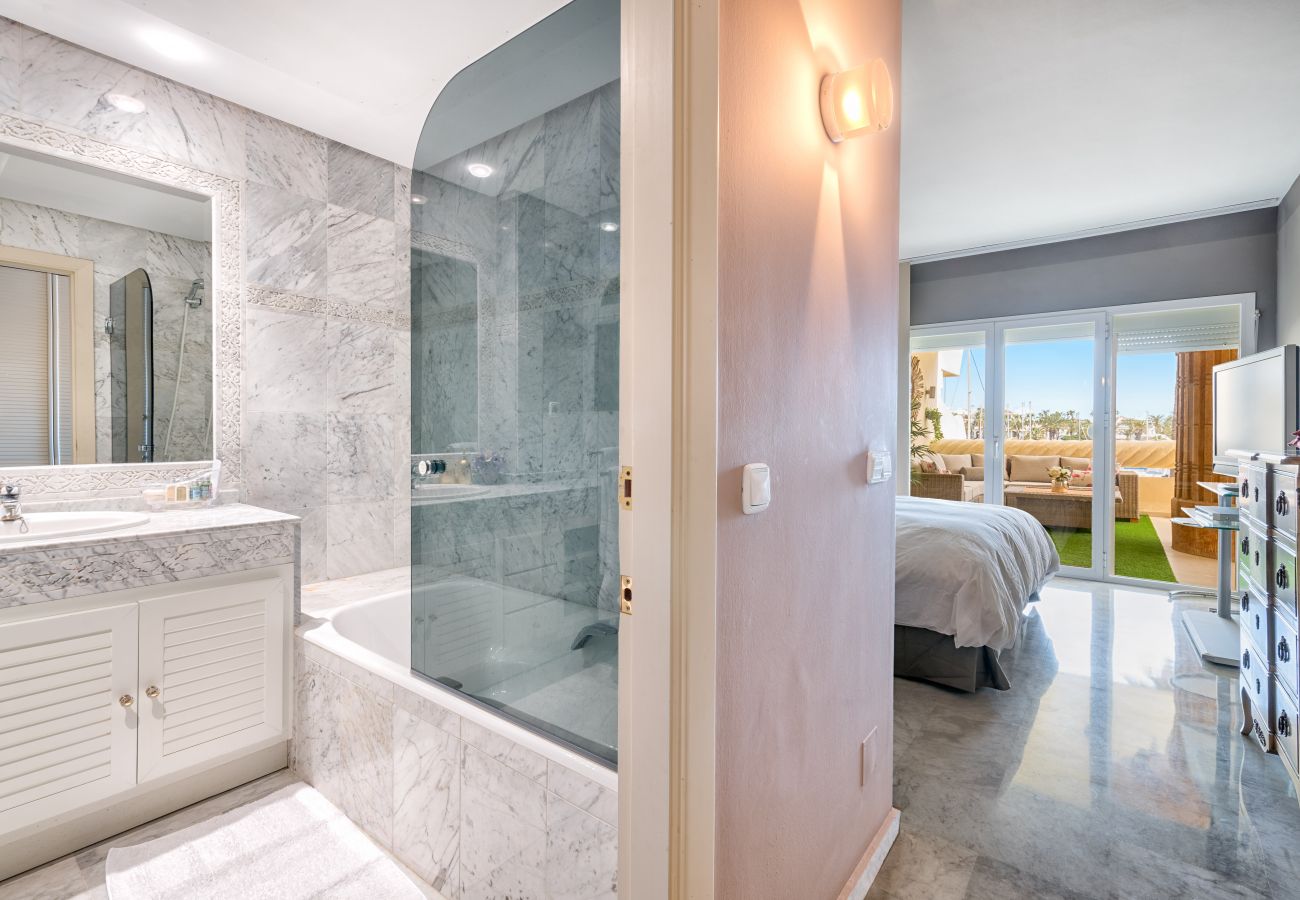 Ferienwohnung in Benalmádena - WintowinRentals Luxus und Meerblick  Puerto Marina.