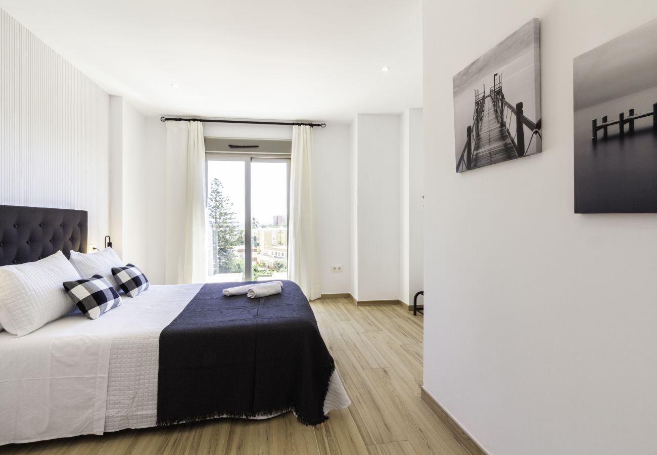 Ferienwohnung in Málaga - WintoWinRentals - Super Aussicht mit Terrasse neben dem Strand.