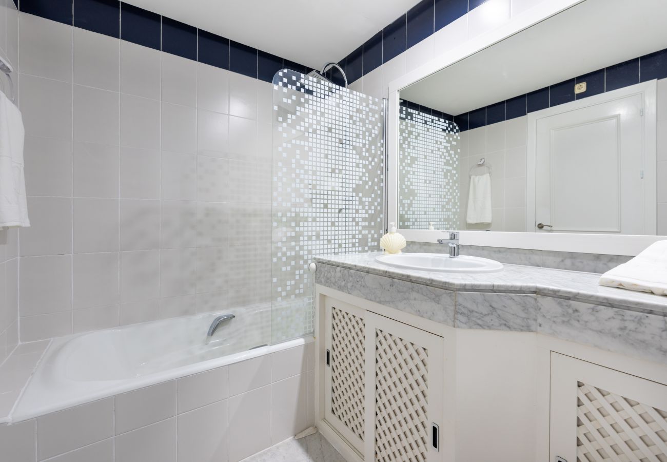 Ferienwohnung in Benalmádena - WintowinRentals Luxuswohnung mitten in Puerto Marina.