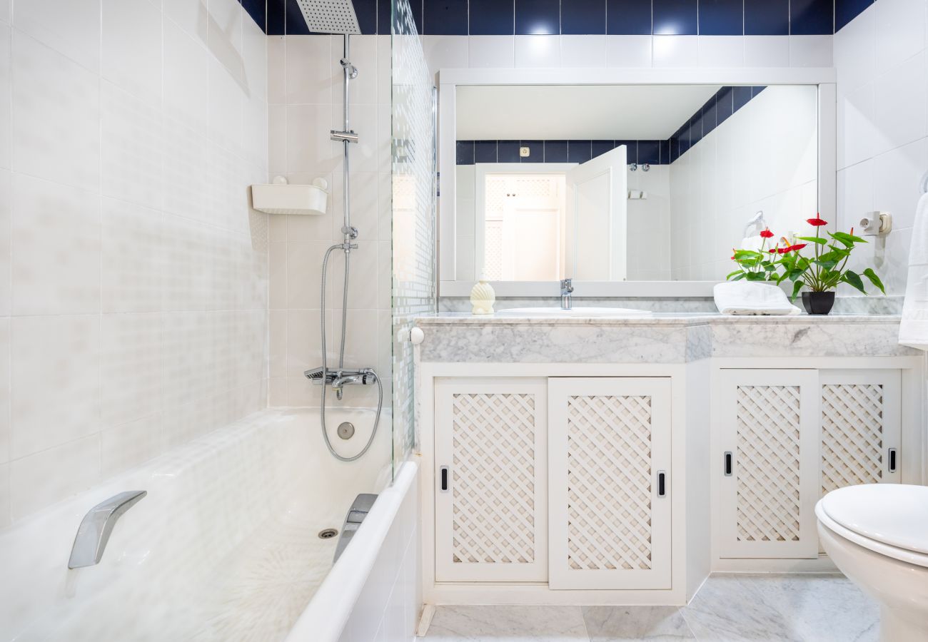 Ferienwohnung in Benalmádena - WintowinRentals Luxuswohnung mitten in Puerto Marina.