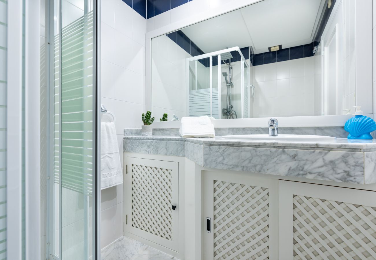 Ferienwohnung in Benalmádena - WintowinRentals Luxuswohnung mitten in Puerto Marina.